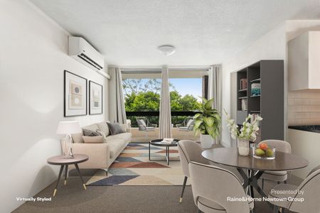 Light filled apartment with pool and parking - Photo 5