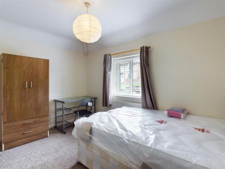 4 bedroom semi-detached house to rent - Photo 4