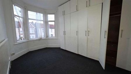 Eton Road, Ilford, IG1 - Photo 4