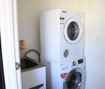 Immaculate 3 Bedroom, 3 bathroom, 2 story town house - Photo 5