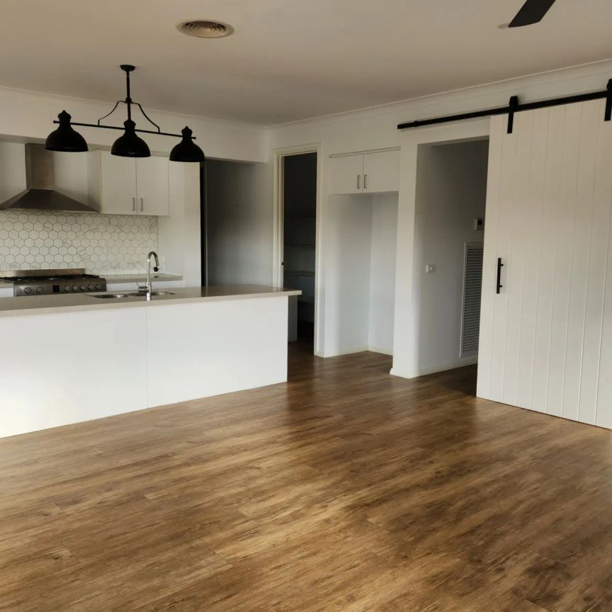 Hilltop Living with Stunning Views – Electricity and Water included - Photo 1
