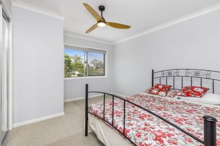 Bright & Airy 3-Bedroom Home – Walk to the Broadwater and Local Amenities - Photo 4