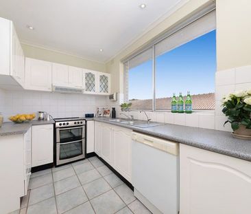 Quiet Sunny 3-Bedroom Apartment with Lock-Up Garage - Photo 6