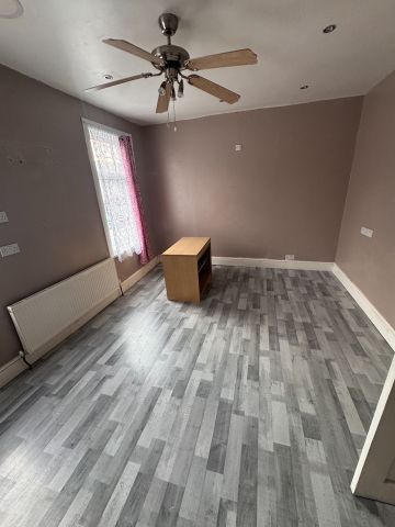 6 Bed Terraced House, Fourth Avenue, E12 - Photo 2