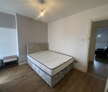 3 bedroom flat to rent - Photo 2