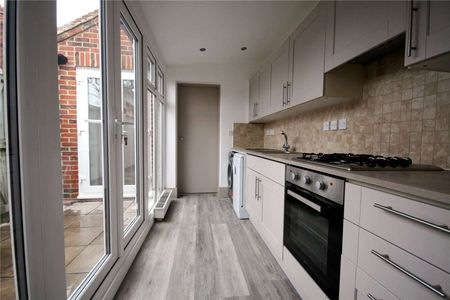 A beautifully presented first floor refurbished apartment in the heart of Marlow town centre. - Photo 2