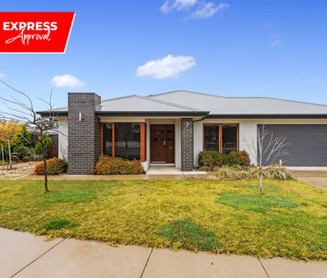 Stylish Modern Family Gem with Entertainer's Touch - Photo 2