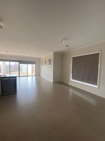 Pristine 3 bedroom home - Photo 4