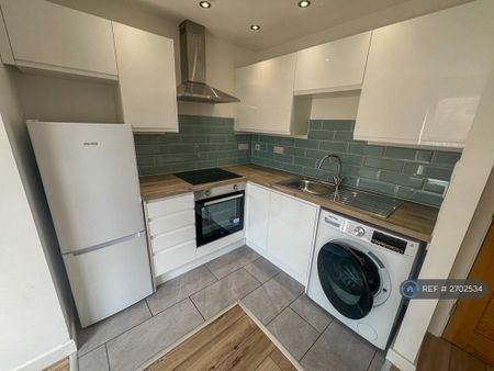 2 bedroom flat to rent - Photo 2