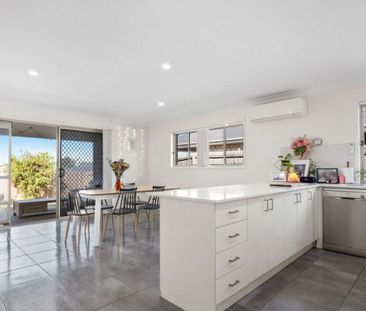 Modern Four Bedroom Family Home with Additional Lounge Area - Photo 3