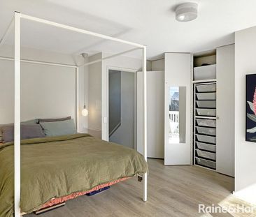 Furnished & Stylish Townhouse In Central Barton - Photo 4