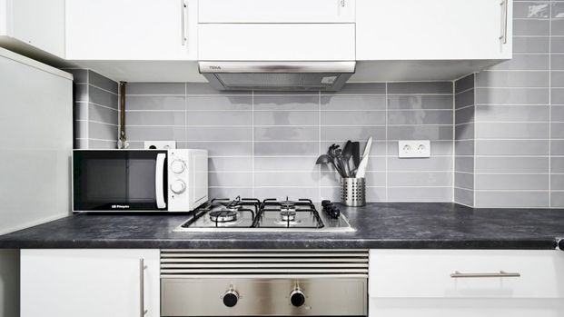 Bright single room in Valencia street, in El Clot area - Photo 1