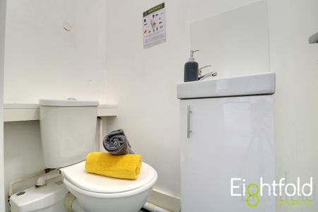 3 bedroom flat to rent - Photo 2