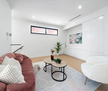 Immaculate Five-Bedroom Double-Storey Masterpiece - Photo 1