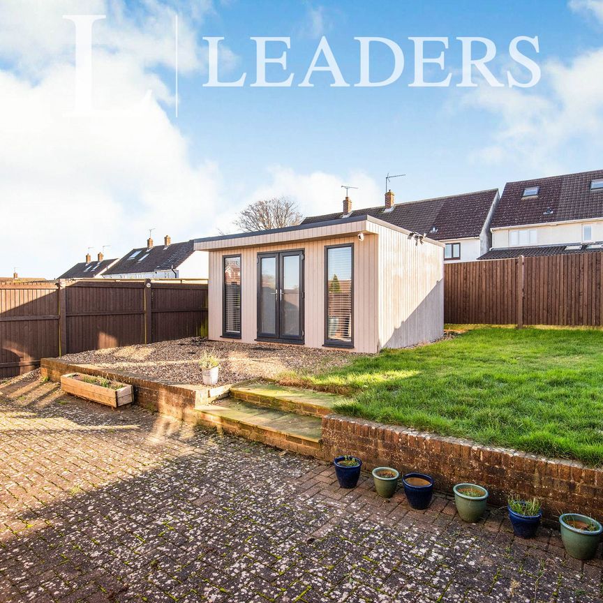 4 bedroom house to rent McKenzie Road, ME5 - Photo 1