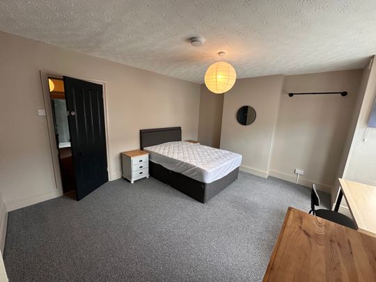 5 bedroom house - Photo 1