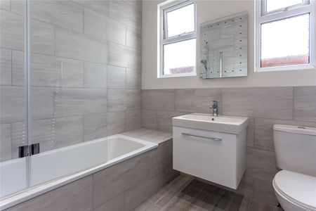 2 bedroom FlatApartment to rent in London - Photo 4