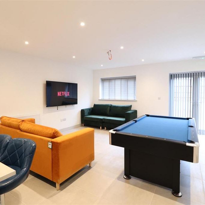 7 bedroom end of terrace house to rent - Photo 1