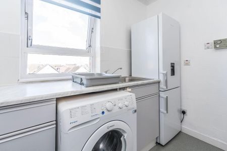 2 bedroom flat to rent - Photo 2