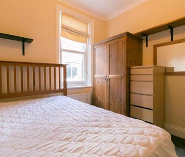 3 bedroom flat to rent - Photo 4