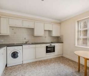 The Manor House, Bennett Crescent, Cowley - Photo 6