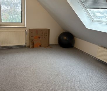 große DG-Wohnung mit Gartenanteil - Photo 1
