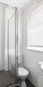 Top-Floor Spacious Apartment in Prime Richmond Location with small car space *NOTE INDUCTION COOKTOP INSTALLED* - Photo 3