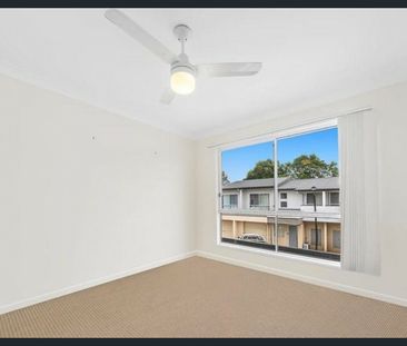 spacious three bedroom townhouse - Photo 3