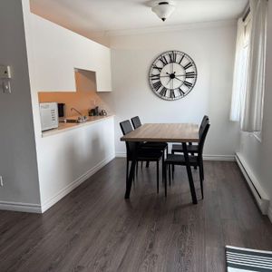 LONGUEUIL, 3 1/2 style condo a louer pres services transports - Photo 2