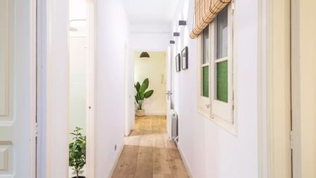 Large exterior double room for rent in 4-bedroom apartment in L'Eixample, Barcelona - Foto 2