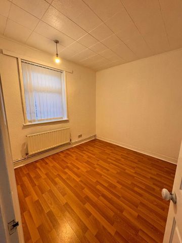 4 bedroom semi-detached house to rent - Photo 5