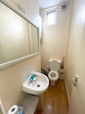 One Bedroom House to rent in London - Photo 5