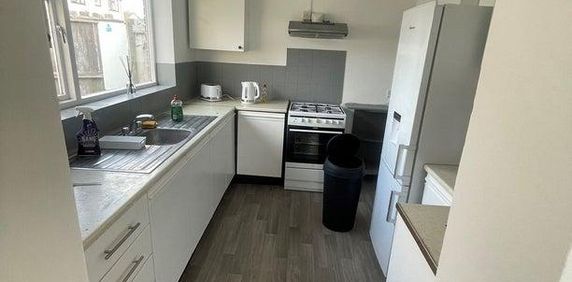 1 bedroom in a house share to rent - Photo 2