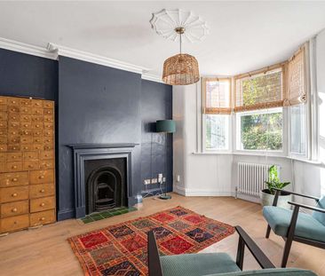 One bedroom flat within a period conversion with private garden. - Photo 5