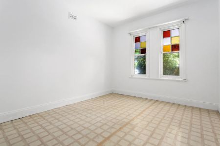 Light-Filled One-Bedroom Flat in a Convenient, Quiet Location - Photo 5