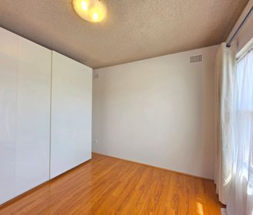 CONVENIENTLY LOCATED TWO-BEDROOM UNIT WITH SUNNY ASPECT - Photo 3