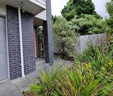 NEW LYNN - WELL PRESENTED TOWNHOUSE - Photo 4