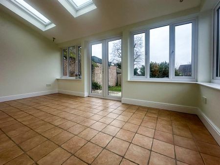 3 bedroom end of terrace house to rent - Photo 2