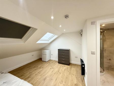 1 bedroom in a house share to rent - Photo 2