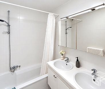 Lumineux et spacieux appartement 2ch + terrasse + 2 parking à 1200 ... - Photo 6