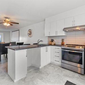 Grand 4 (1/2) Rénové à Louer à Laval - Photo 2