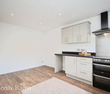 4 bedroom semi-detached house to rent - Photo 6