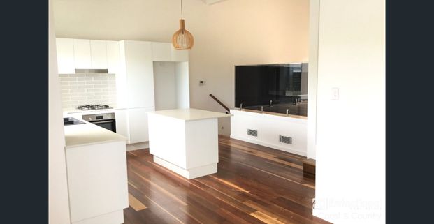 Sophisticated Coastal Villa | Walk to Town Centre - Photo 1