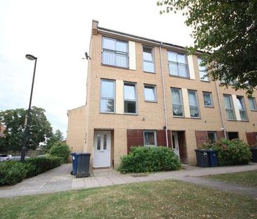 Fortune Avenue, Edgware, Middlesex, HA8 - Photo 2