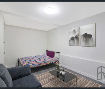 Partially furnished studio apartment - Water and Wifi included! - Photo 3