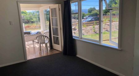 Large private 4 bed 2 bathroom family home - Photo 3