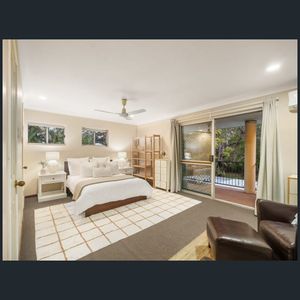 AVAILABLE NOW - One bedroom with kitchenette and shared bathroom – Located in Brighton! - Photo 3