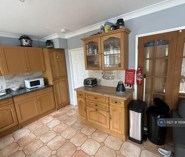 1 bedroom in a house share to rent - Photo 3