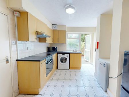 Terraced House to rent on - Photo 2