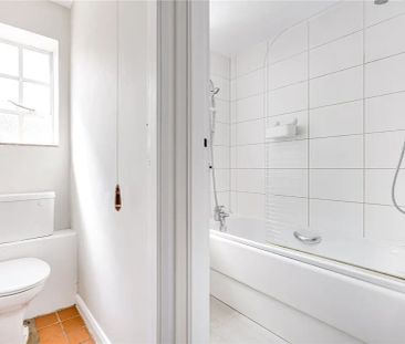 3 bedroom flat in London - Photo 3